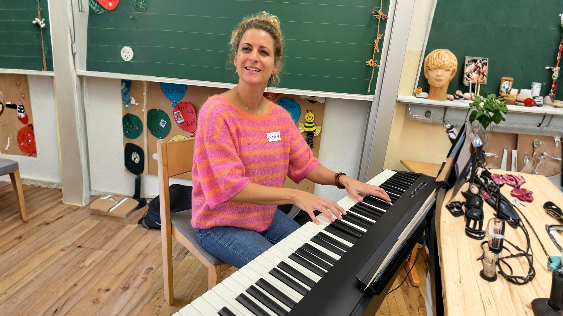 Esther am Klavier Kinder mit Superheldenmasken