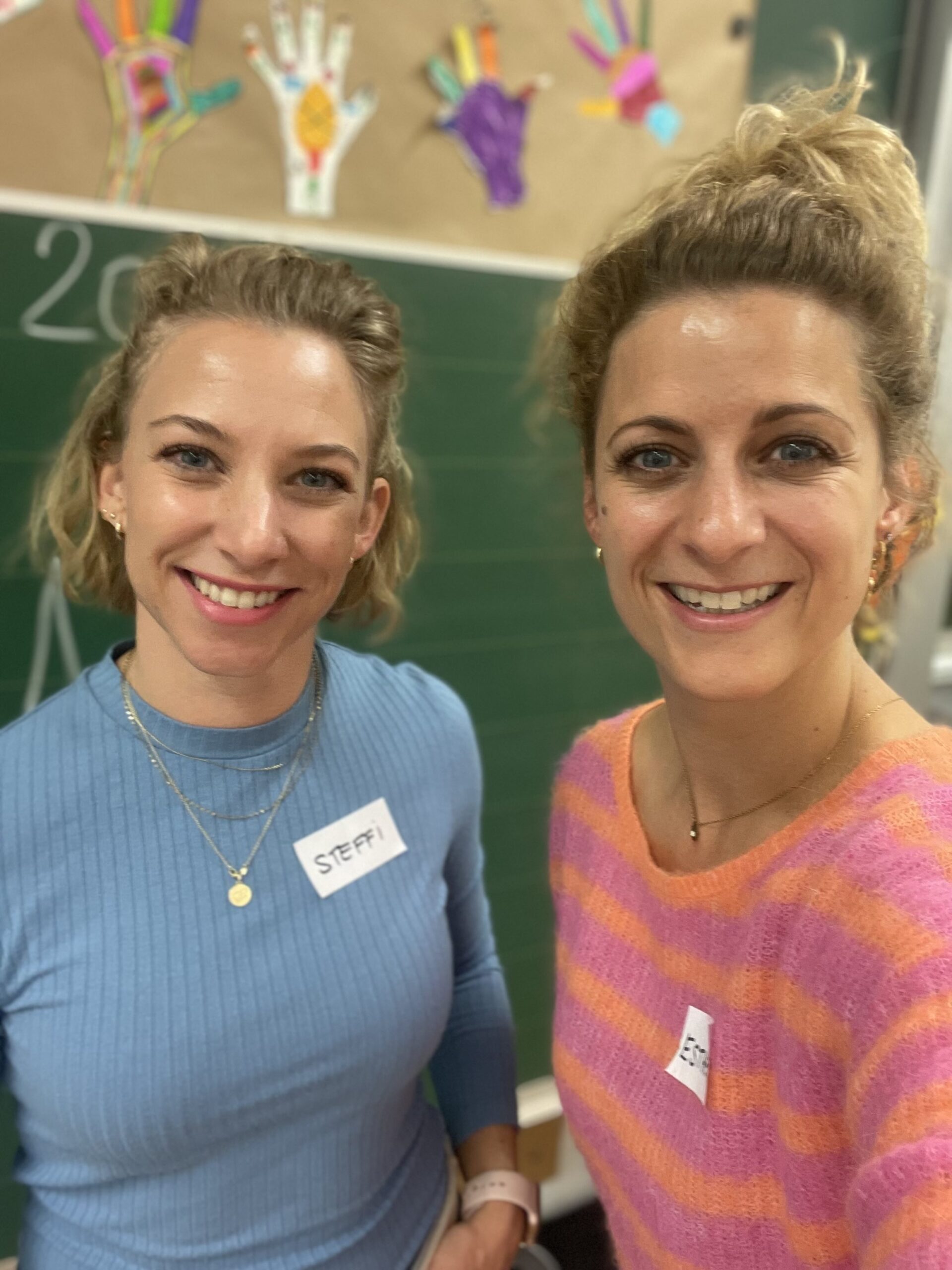 Esther_Steffi-Hochformat Turbo Thilda mit ihren Holzpuppen mit ihren Superheld:innen