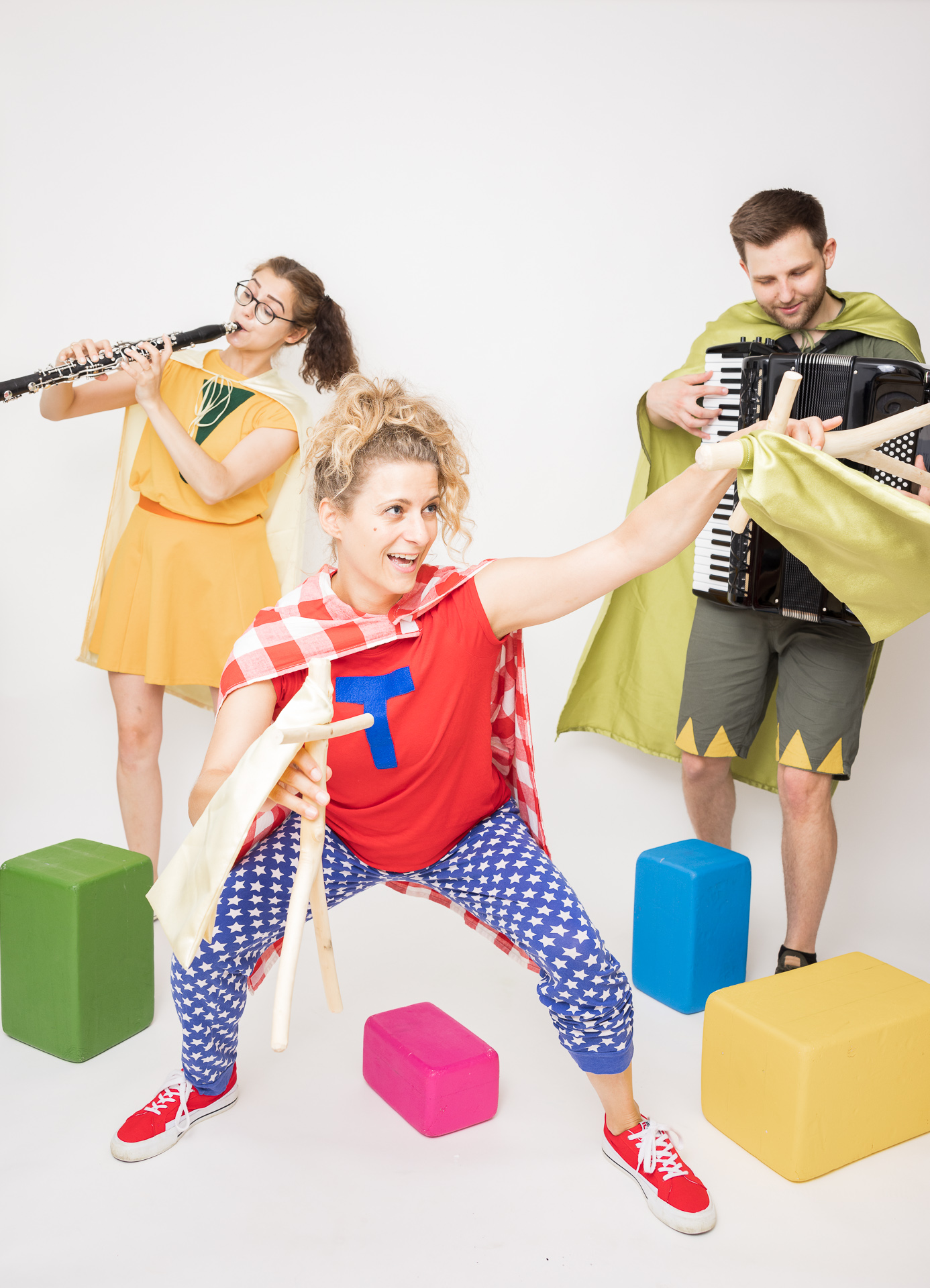 Turbo Thilda Turbo Thilda mit ihren Holzpuppen mit ihren Superheld:innen