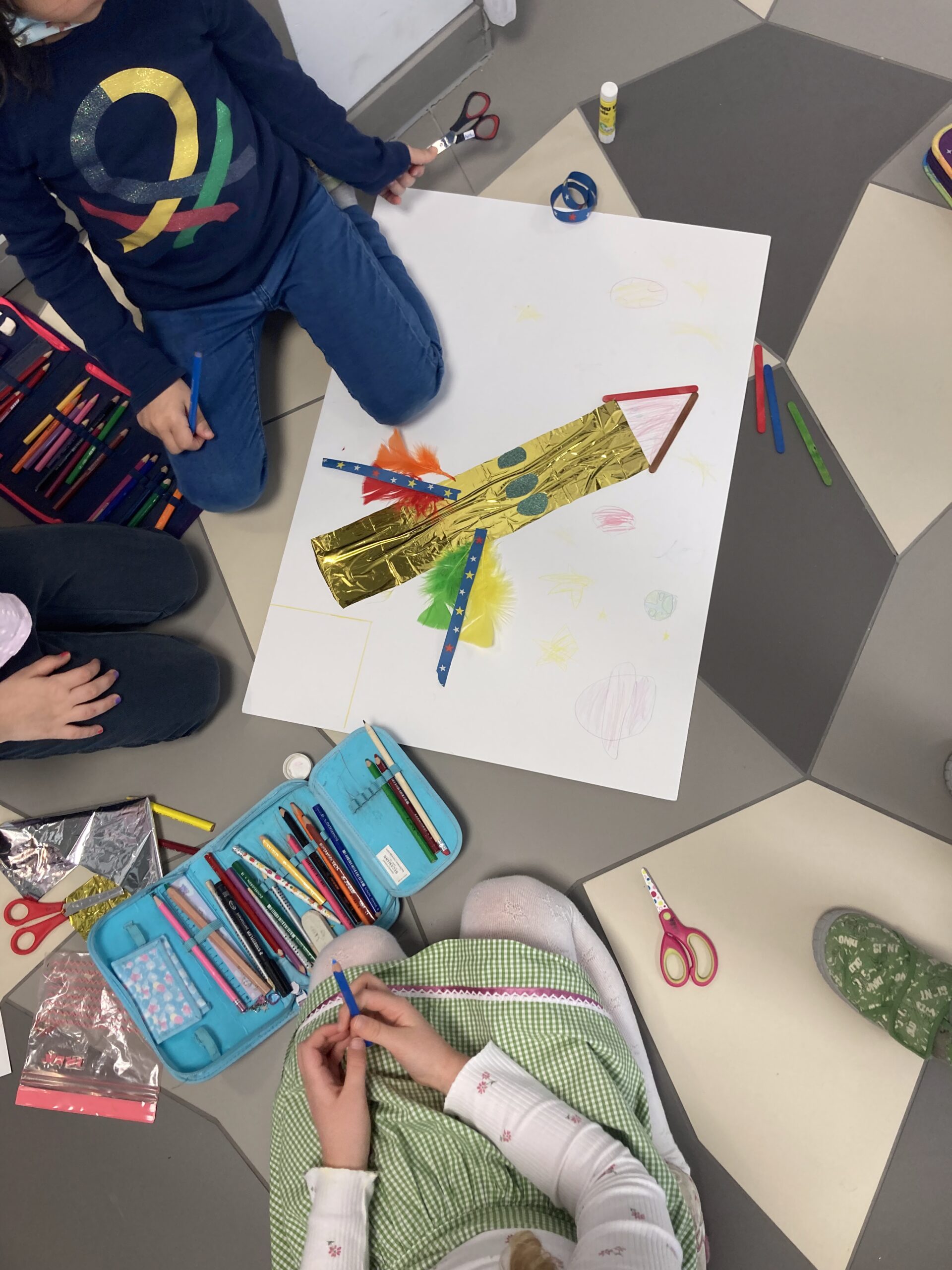Kinder mit Szperhledenmasken