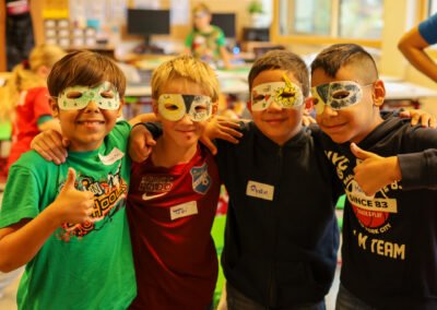 Kinder mit Superheldenmasken