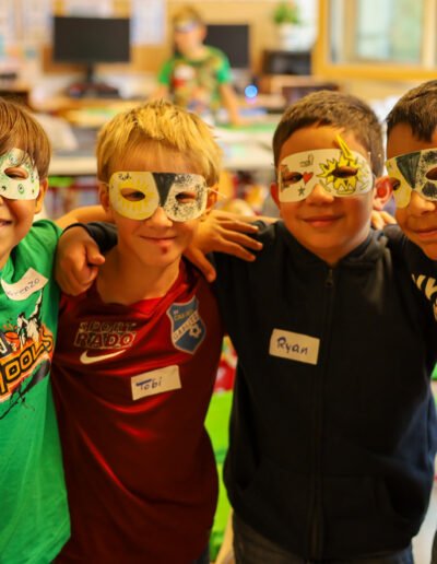Kinder mit Superheldenmasken